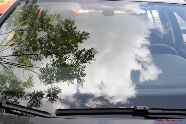 Reflectie in  autoruit