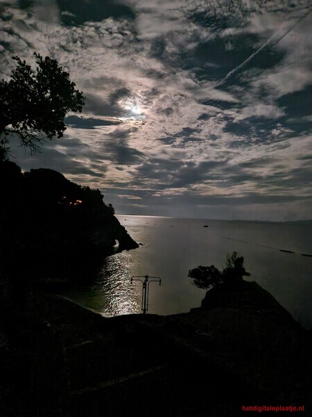 Donkere wolken voor de volle maan