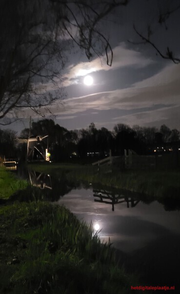 Volle maan landt in het water.