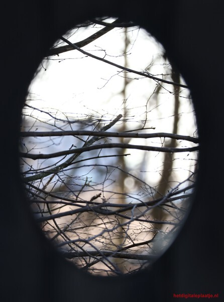 Door een raampje spieken..