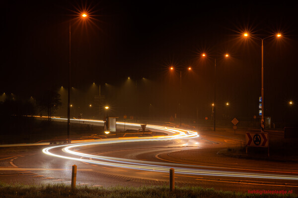 Lichtslinger op mistige avond